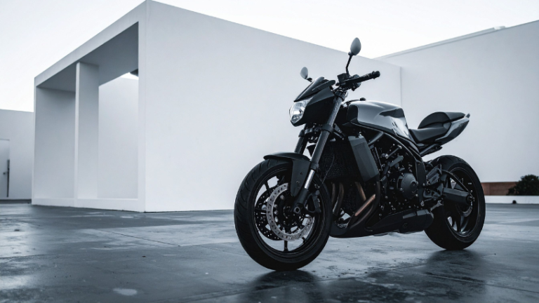 Teciomar Ábila apresenta o Garage Secrets 2025 com customizações épicas que transformam motos em verdadeiras obras de arte.
