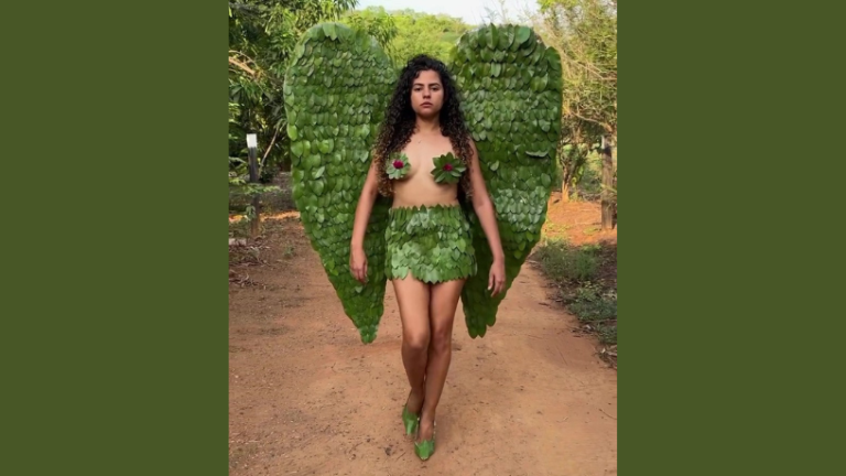 No Victoria’s Secret Rural, a Non Stop redefine o conceito de passarela com Alessandra Araújo em um look 100% natural.