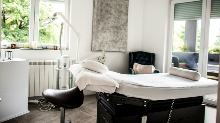 Vigilância Sanitária interdita clínica de estética no Cambuí, em Campinas