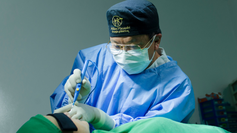 Cirurgia plástica e longevidade estética ao longo dos anos A cirurgia plástica impacta a longevidade estética, garantindo rejuvenescimento duradouro com técnicas modernas, explica Milton Seigi Hayashi.