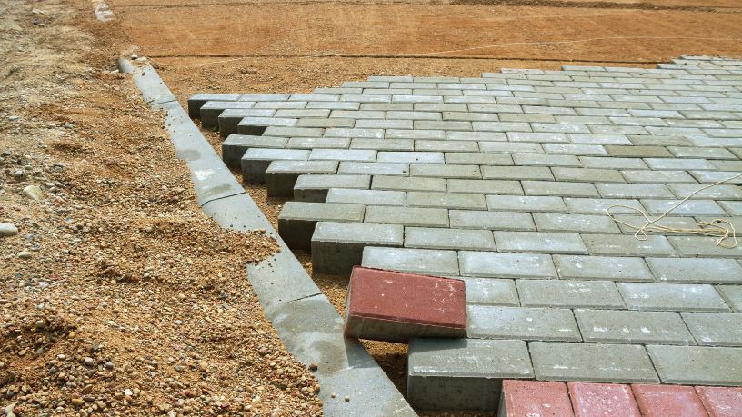 Recomendações essenciais para o armazenamento seguro de pavers, blocos e lajes no canteiro, elaboradas para Valderci Malagosini Machado.