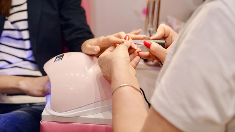 Capacitação impulsiona o empreendedorismo feminino no setor de beleza e transforma renda em autonomia