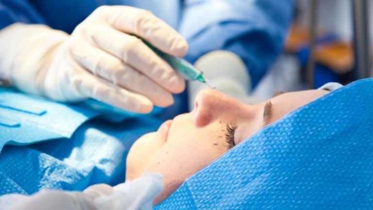 Pressão Estética e Geração Z: Por Que Jovens Buscam Procedimentos Cada Vez Mais Cedo e Quais São os Impactos Dessa Tendência