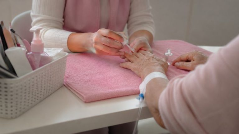 O impacto da autoestima no tratamento oncológico e as iniciativas de apoio ao bem-estar feminino O impacto da autoestima no tratamento oncológico e as iniciativas de apoio ao bem-estar feminino