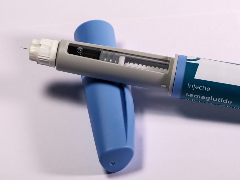 Anvisa libera duas novas canetas com semaglutida para diabetes Caneta de aplicação de semaglutida em destaque sobre fundo neutro.